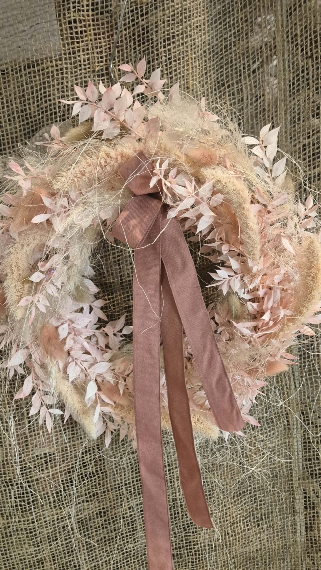 Couronne de porte séchées, tons pastel.