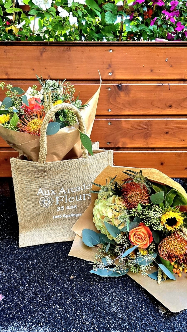 Bouquet de saison avec sac de jute.