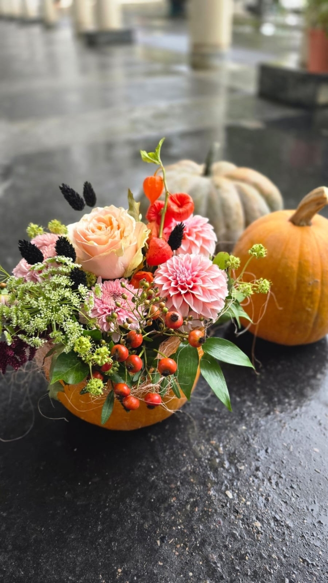 Arrangement piqué dans une courge.