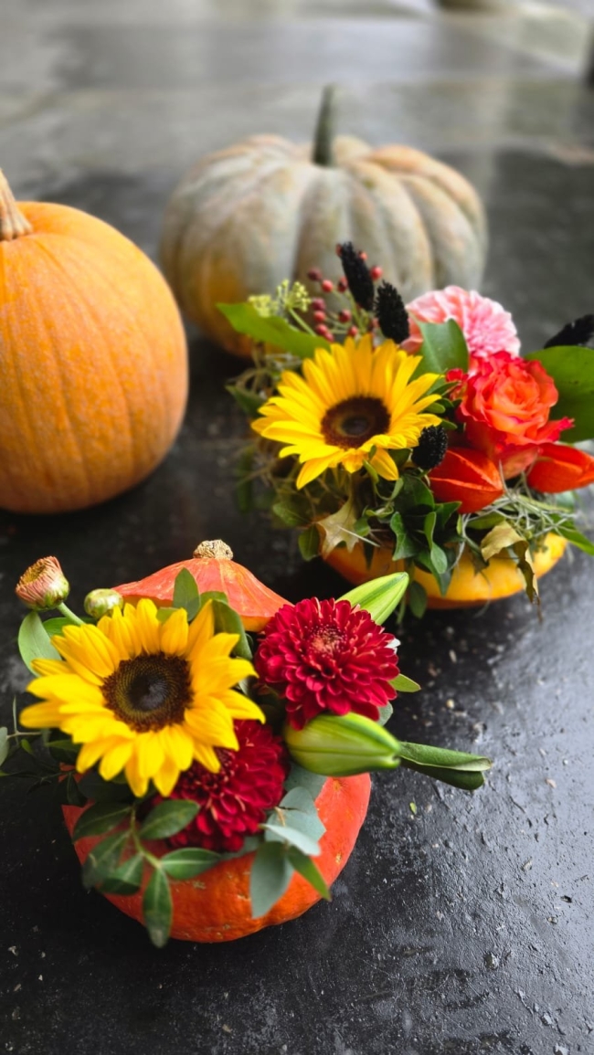 Arrangement piqué dans une courge.